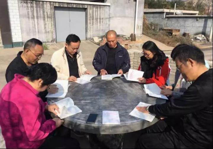 民建石家莊市長(zhǎng)安十支部會(huì)員“露天課堂”學(xué)習(xí)十九大精神1.jpg