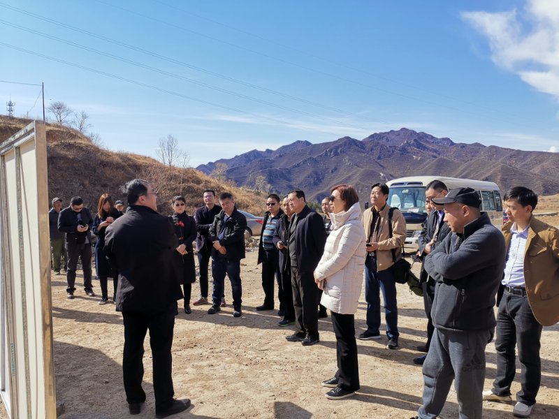 4月10日，民建中央社會服務部副部長程喜真、智力開發處處長于艷斌，帶領北京、天津、上海、河北、遼寧、山東、江蘇、浙江、福建、廣東十省市民建社會服務部門負責人和有關同志到承德市豐寧滿族自治縣進行扶貧調研。2.jpg