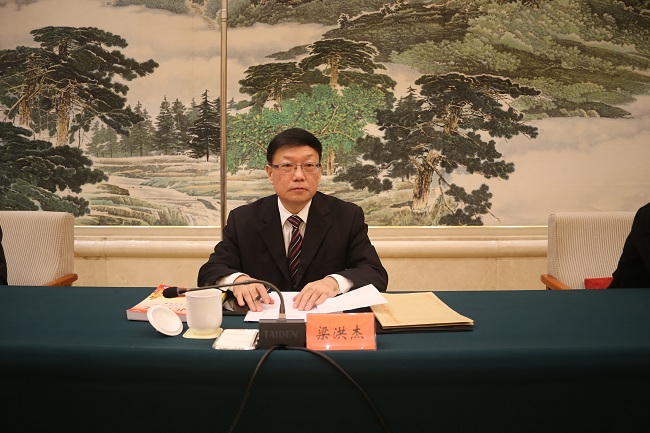 民建省委副主委梁洪杰宣讀全省先進基層組織表彰名單jpg