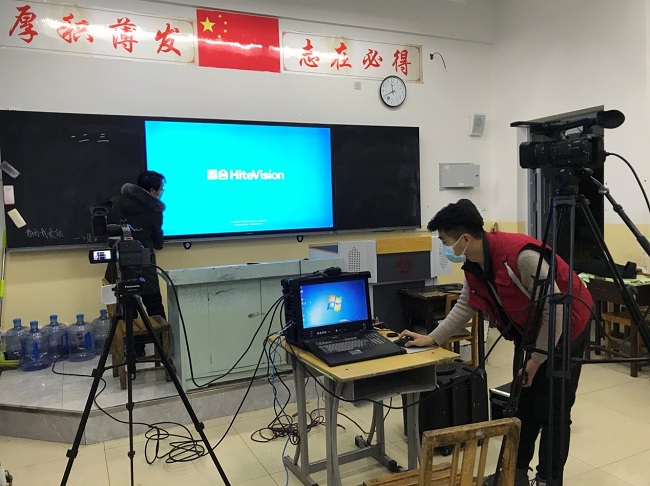 民建會(huì)員高立冬為平泉市一中免費(fèi)搭建空中課堂2-1.jpg