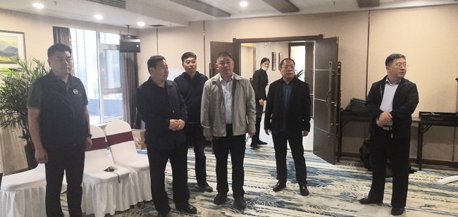 李海平就常態化疫情防控和復工復業赴會員企業蘭歐酒店考察調研-現場1-1.jpg