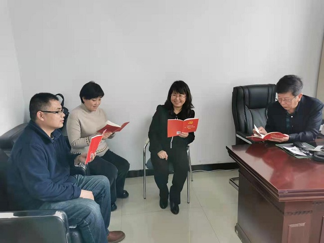 民建張家口市委機(jī)關(guān)學(xué)習(xí)《中國共產(chǎn)黨統(tǒng)一戰(zhàn)線工作條例》-1.jpg