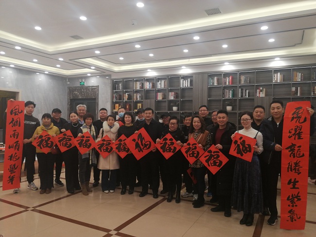 龍騰虎耀迎新春 墨香四溢暖人心——民建保定市委競秀、清苑、滿城、直屬二支部聯合開展迎新春送春聯活動1-1.jpg