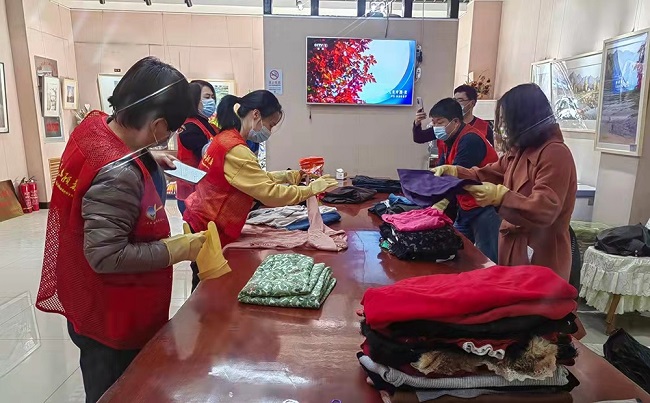 報--衣舊情深 愛暖人心---民建秦皇島市委撫寧區支部開展愛心衣物免費發放活動1-1.jpg