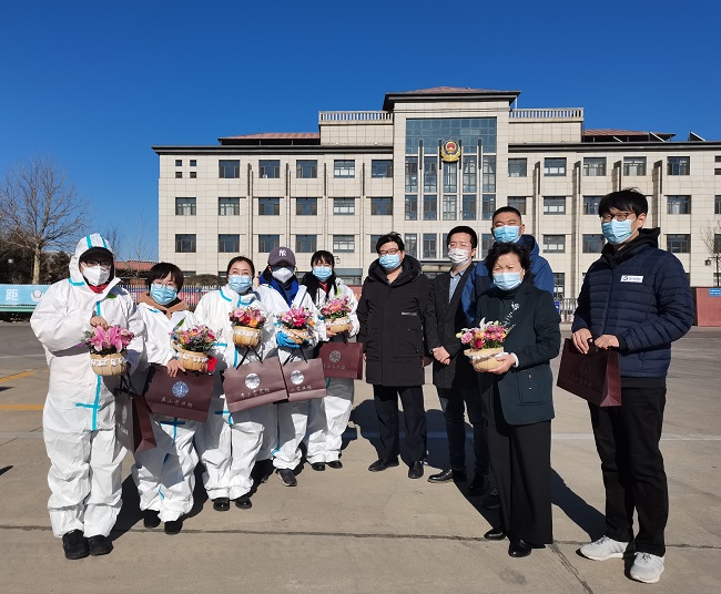 同心抗疫 巾幗有為——民建秦皇島市委北戴河總支一支部慰問防疫一線女職工-1.jpg