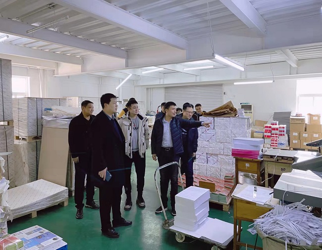 學(xué)“兩會(huì)”、送溫暖 、進(jìn)企業(yè)——民建秦皇島市委基層組織聯(lián)合開(kāi)展活動(dòng)3-1.jpg
