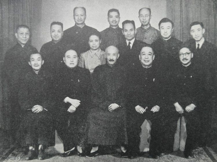 參加第一屆全國政協會議的民建代表。前排右一是胡厥文.jpg