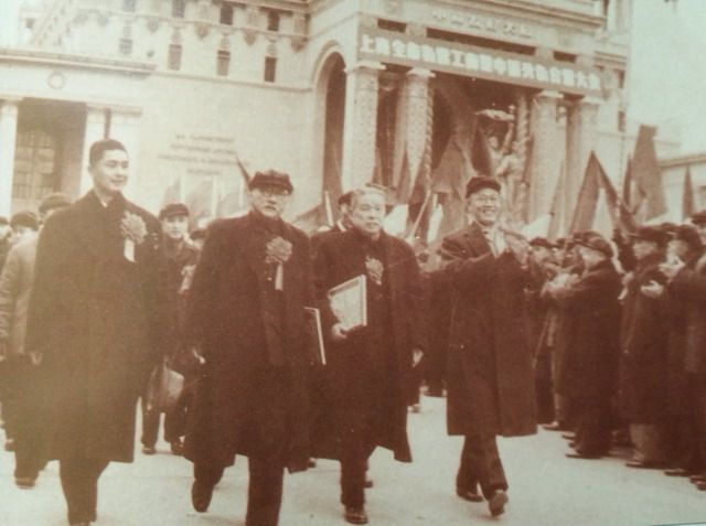 1956年1月20日，民建上海分會主任委員盛丕華、副主任委員胡厥文（左二）、榮毅仁帶領工商界代表參加上海市資本主義工商業公私合營大會。.jpg