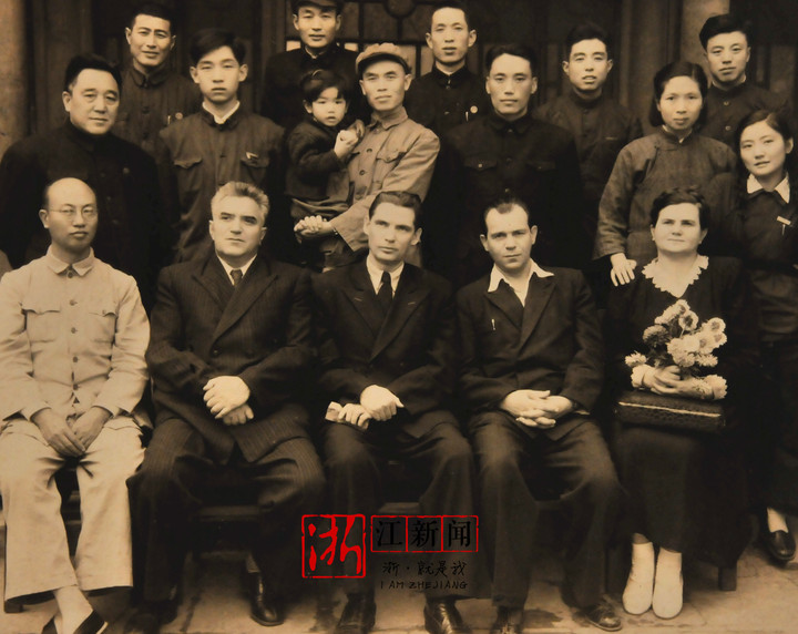 1951年施存統(前排左1)在勞動部送別蘇聯專家時合影.jpg