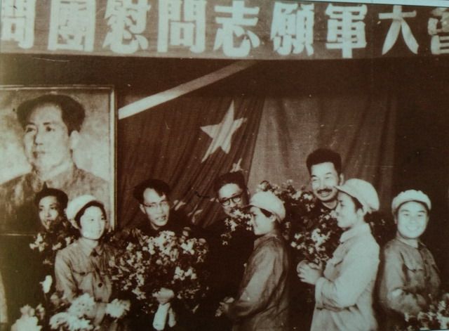 1953年，胡厥文（左四）率團赴朝鮮慰問中國人民志愿軍。.jpg