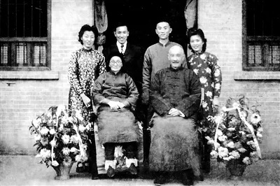 冷遹與家人合影.jpg