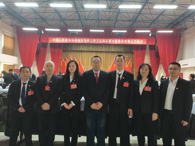 下花園區(qū)民建會(huì)員參加區(qū)“兩會(huì)”積極建言獻(xiàn)策.jpg
