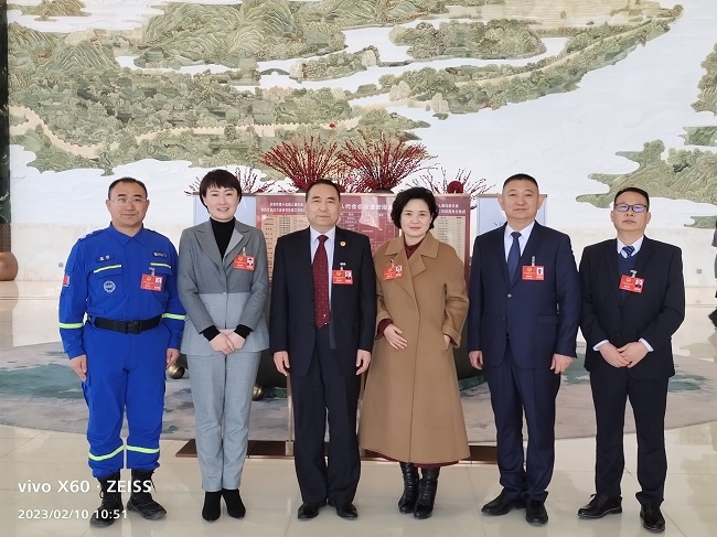 （上圖）市人大常委會副主任、民建承德市委主委郭士剛（左3）與部分民建會員中的市人大代表合影.jpg