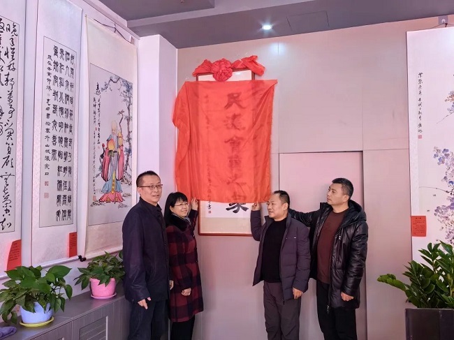 民建張家口橋西區(qū)二支部舉行民建“會員之家”揭牌儀式。.jpg