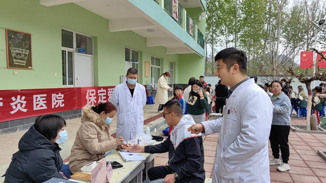 20230427“愛灑其中，公益義診，愛心助教”——民建保定市委新城支部聯(lián)合醫(yī)療老齡委員會(huì)助力鄉(xiāng)村振興3 (2).jpg