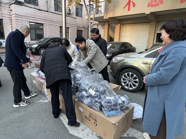 20231129民建保定市委直屬二支部愛心義購定興縣受災地區(qū)滯銷箱包2-1.jpg