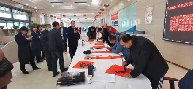 滄州民建畫院攜手滄州市書法家協會走進滄州銀行迎賓支行，開展新春送福活動1 (2).jpg