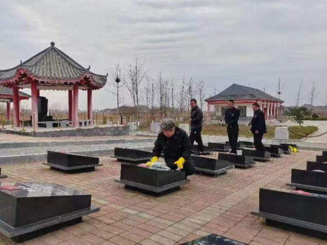 緬懷革命先烈 汲取奮進(jìn)力量  民建撫寧區(qū)支部開(kāi)展清明節(jié)祭掃活動(dòng) (2) (2).jpg