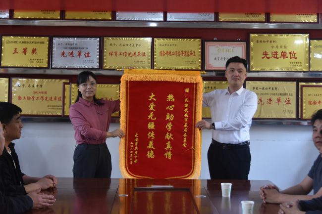 溫暖小手-武安民建到馬莊中學(xué)走訪慰問優(yōu)秀和困難學(xué)生1 (2) (2).jpg