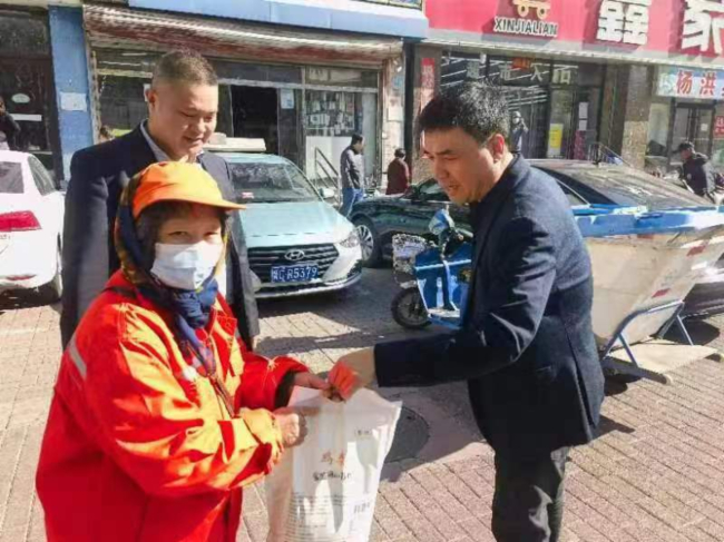 民建秦皇島市委基層支部、專委會聯(lián)合開展“送暖心早餐、致敬環(huán)衛(wèi)人”志愿服務(wù)活動 (2) (2).jpg