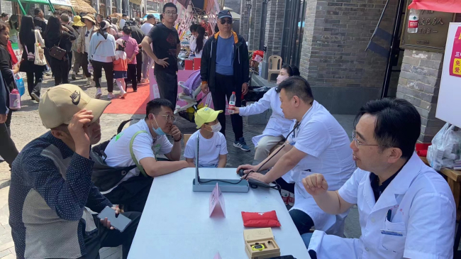 20240507民建保定市委新階層一支部聯(lián)合民盟保定市委第二醫(yī)院醫(yī)療義診服務(wù)隊為西大街游客提供健康醫(yī)療保障3 (2).jpg