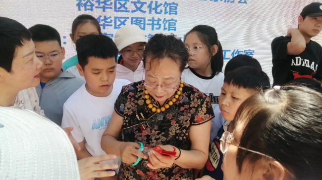 非遺剪紙進(jìn)校園：民建社會(huì)服務(wù)助力傳統(tǒng)文化傳承 (3).jpg