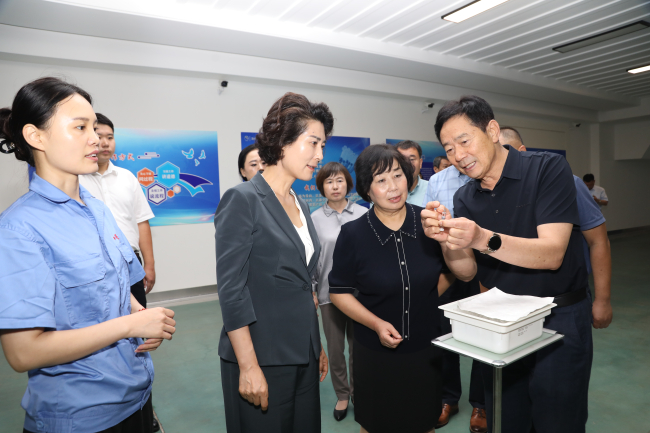 薛寒蒞臨滄州民建指導(dǎo)工作信息004調(diào)研四星玻璃3 (2).jpg