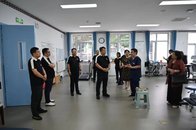 中國中小商業企業協會一行到民建秦皇島市委北戴河總支會員所在單位參觀調研 (2).jpg