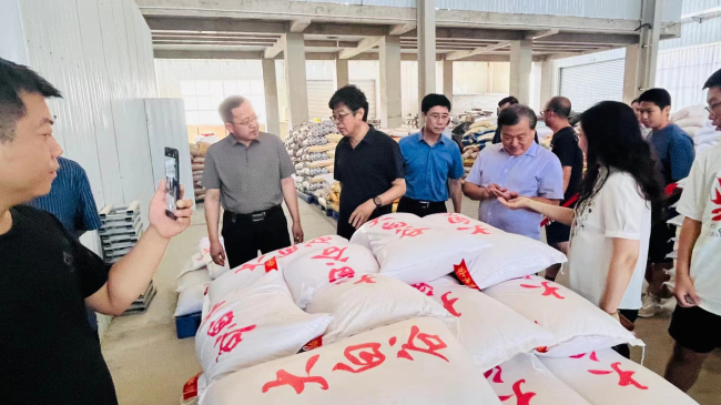 20240809民建保定市委河北農業大學支部赴蔚縣景蔚五谷香米業有限公司開展調研2 (2).jpg