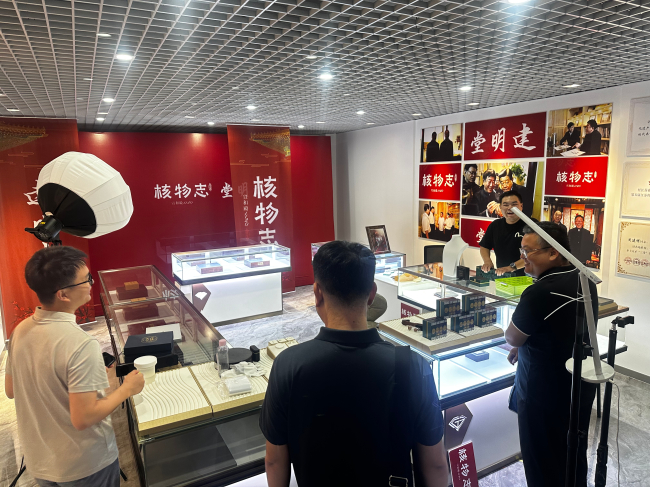 20240820民建保定市委新階層一支部調(diào)研非遺文創(chuàng)直播產(chǎn)業(yè)2 (2).jpg