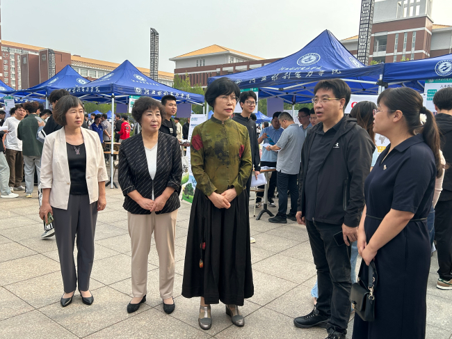 民建河北省委副主委武云秀出席民建滄州市委、市工商聯(lián)聯(lián)合開展的“畢業(yè)季·百企進(jìn)高校”招聘活動3 (2).jpg