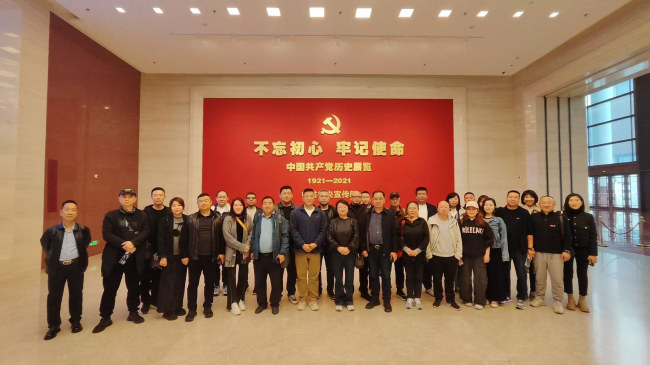 民建張家口市委橋東區基層委員會組織會員赴中國共產黨歷史展覽館參觀學習 (2).jpg