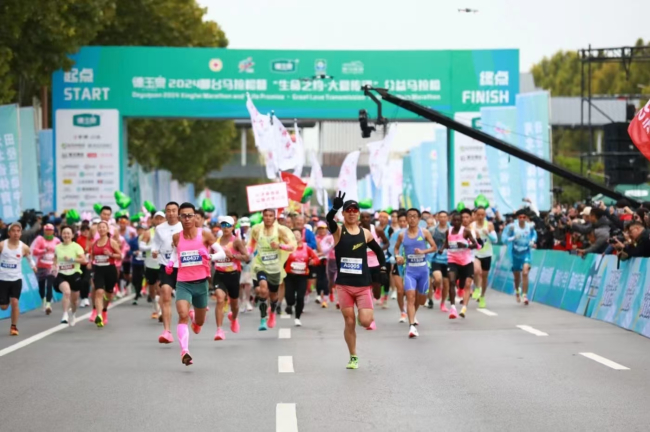 邢臺民建會員參與助力邢臺馬拉松活動1 (1) (2).jpg