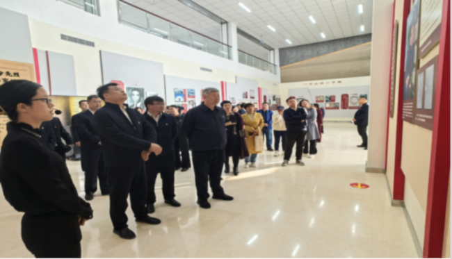 民建衡水市委參觀“中國共產黨人的家風”檔案展1.jpg