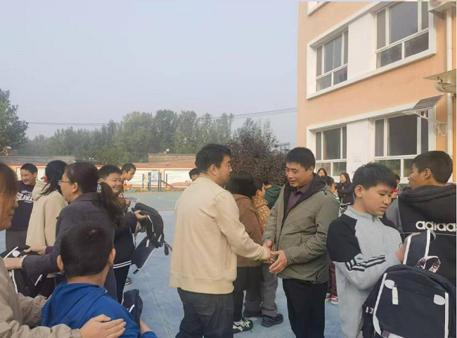 20241030民建保定市委復(fù)興支部赴定興縣特殊教育中心開展慰問活動2.png