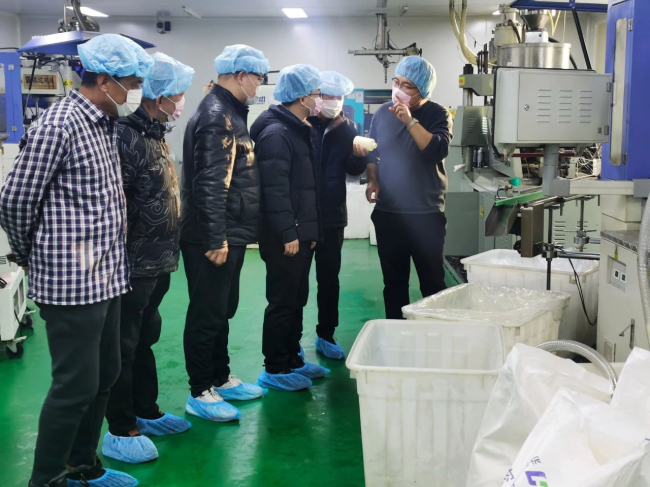 民建滄州市委市直十一支部聯合思想宣傳部赴企業實地調研調研滄州維康食品藥品包裝有限公司生產車間1 (2).jpg