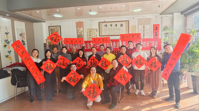 民建中央畫院河北（張家口）分院開展“墨韻飄香送春聯，紅紅火火迎蛇年”活動 (3) (2).jpg