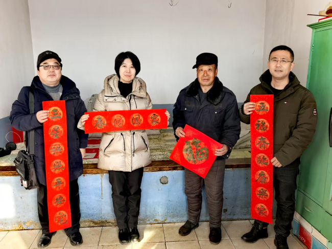 民建秦皇島市委旅游文化衛(wèi)生支部開(kāi)展“冬日暖心”慰問(wèn)活動(dòng) (2) (2).jpg