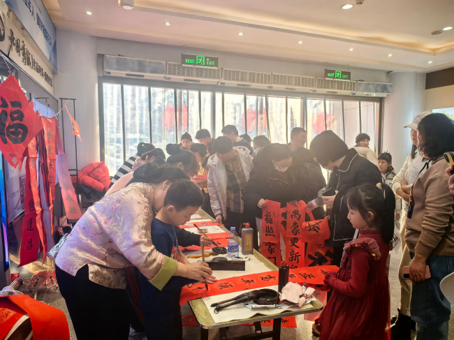20250127民建保定市委新城支部聯合保定市競秀區翰藝書法培訓學校開展“迎新春 送春聯”主題活動2 (2).jpg