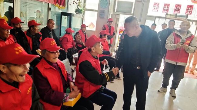 民建滄州市委市直十一支部與老人親切攀談 (2).jpg