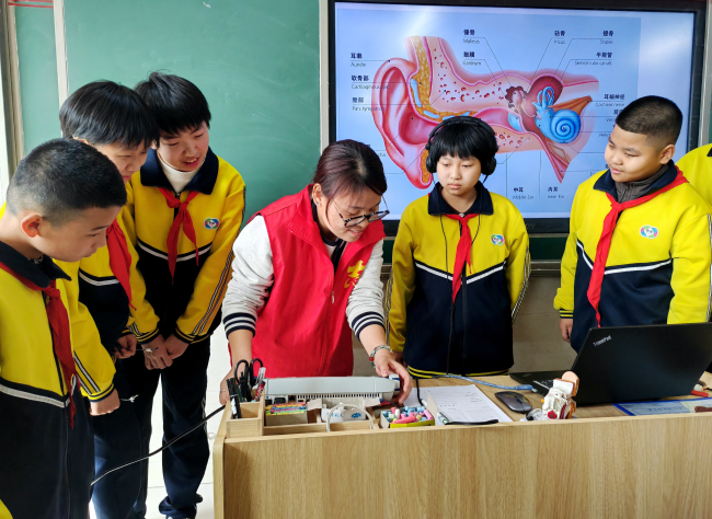 民建邢臺市委市直一支部開展愛耳護耳科普活動1 (1) (2).jpg