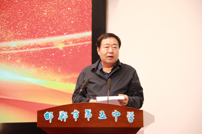 民建邯鄲市委會(huì)員企業(yè)家樂(lè)器捐贈(zèng)暨傳統(tǒng)文化走進(jìn)邯鄲市第五中學(xué)活動(dòng)4 (2).jpg