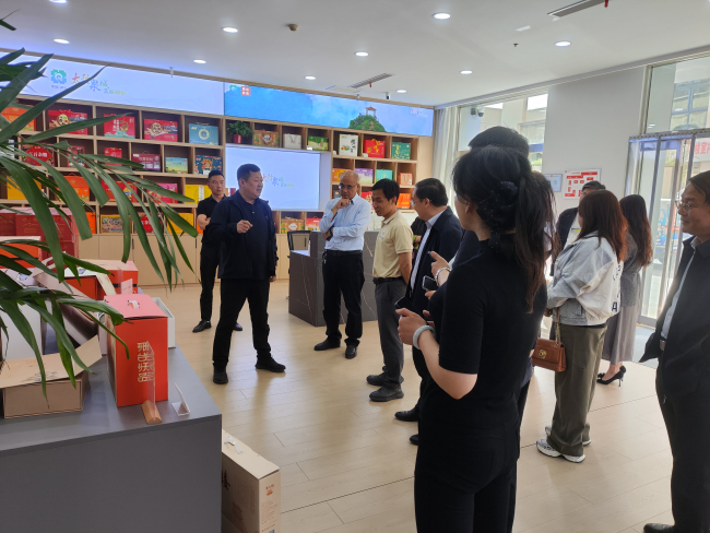 豐寧縣考察組到邢臺(tái)就電商助農(nóng)開展調(diào)研2 (2).jpg