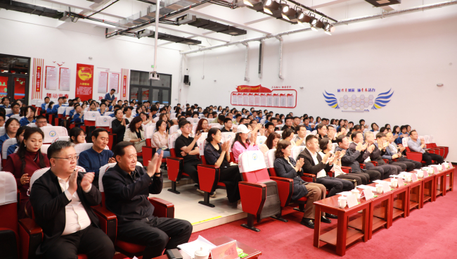 民建邯鄲市委會(huì)員企業(yè)家樂(lè)器捐贈(zèng)暨傳統(tǒng)文化走進(jìn)邯鄲市第五中學(xué)活動(dòng)5 (2).jpg