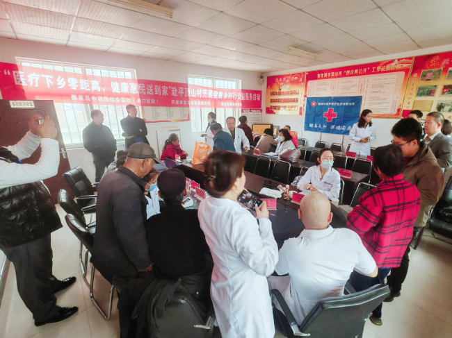 民建基層支部赴青龍縣平頂山村開展健康鄉(xiāng)村行公益服務(wù)活動(dòng) (3) (2).jpg