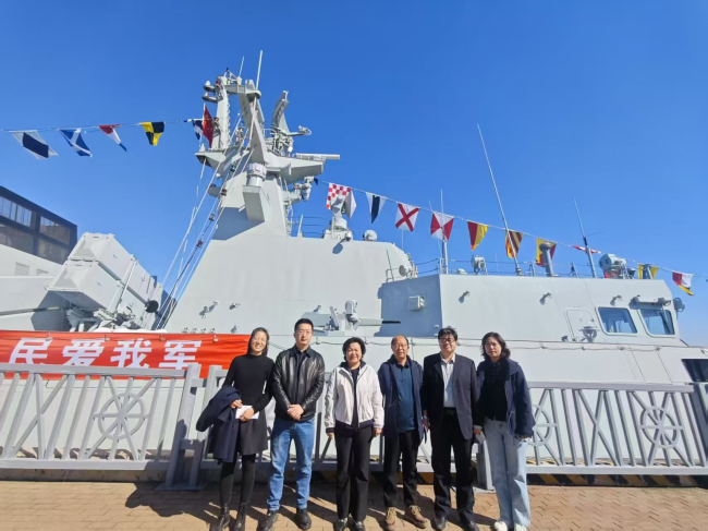 民建秦皇島市委北戴河總支登艦參觀“回家”的秦皇島艦(1) (2).jpg