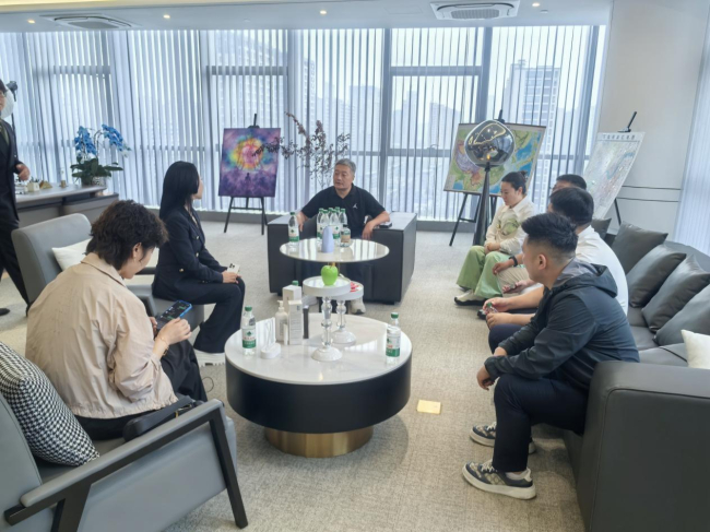 20250427民建保定市委新城支部“洞見行動”——赴代氏集團(tuán)DK品牌杭州運(yùn)營中心走訪調(diào)研2.jpg