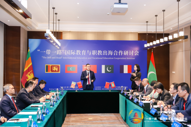 科教文委員會(huì)師海斌參加研討參加研討2 (2).jpg