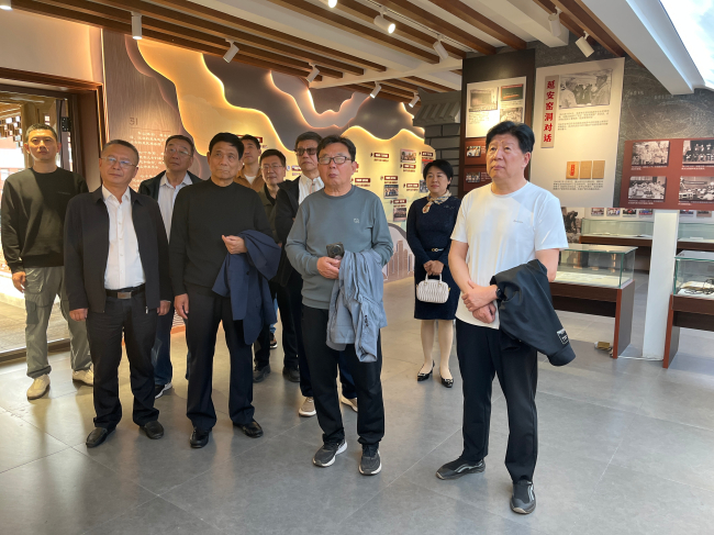 民建唐山市委組織部分老領導到參觀會史館(04.27)(3) (2).jpg