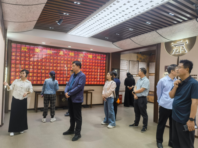 民建衡水市委走進(jìn)家風(fēng)館探尋家國(guó)情懷1 (2).jpg